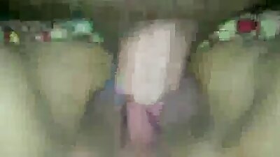 Младиот дечко нема милост Ебаната топла мама на масата