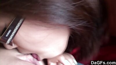 Прекрасното секси бебе удираше за време на масажа